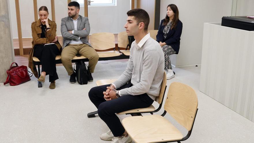 El joven acusado, en primer plano, en la primera sesión del juicio que arrancó este jueves en la Audiencia de Vigo.