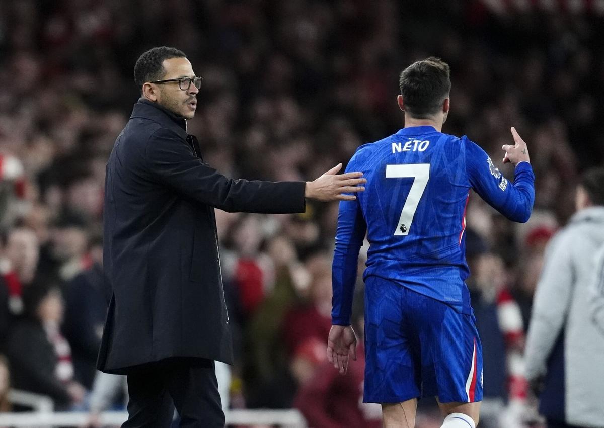 Liam Rosenior, ante Pedro Neto en el derbi del Chelsea frente al Arsenal