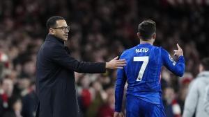 Liam Rosenior, ante Pedro Neto en el derbi del Chelsea frente al Arsenal