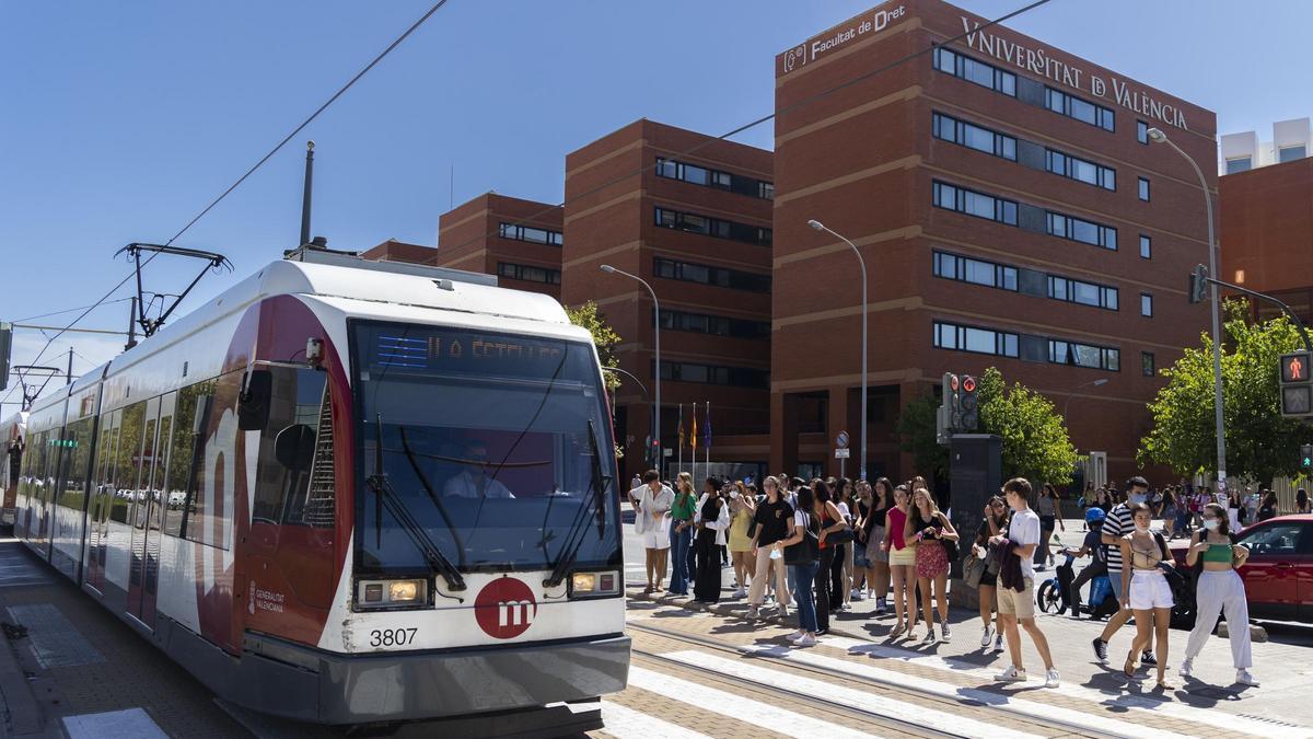 Valencia. Alumnado en el Campus de Tarongers subiendo al tranvia