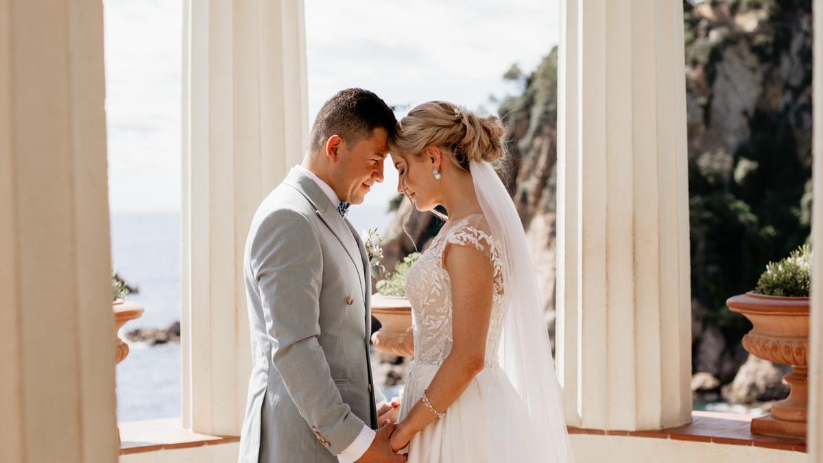 Una pareja de recién casados.