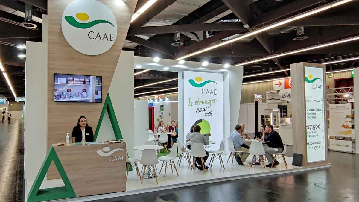 Actividad promocional de CAAE en una feria comercial.