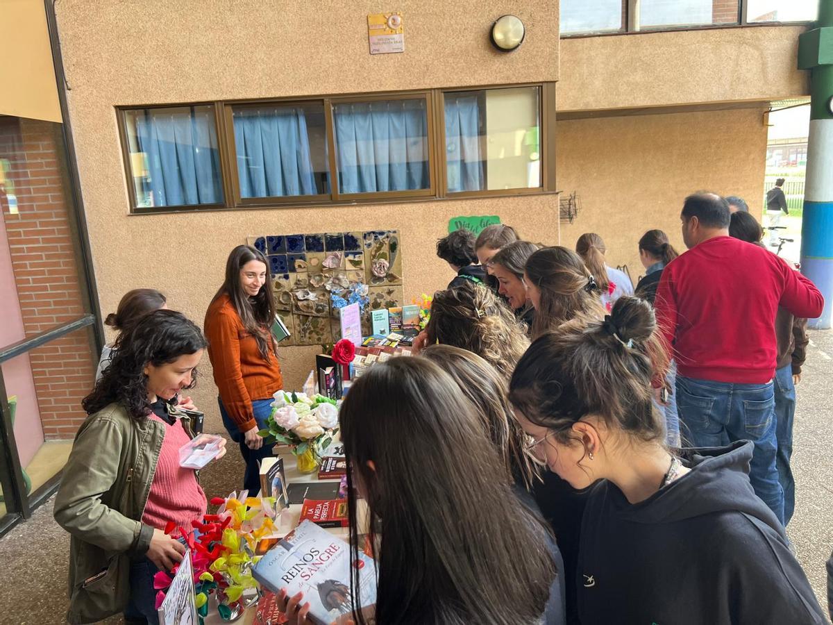Asistentes al mercadillo del IES Llanera