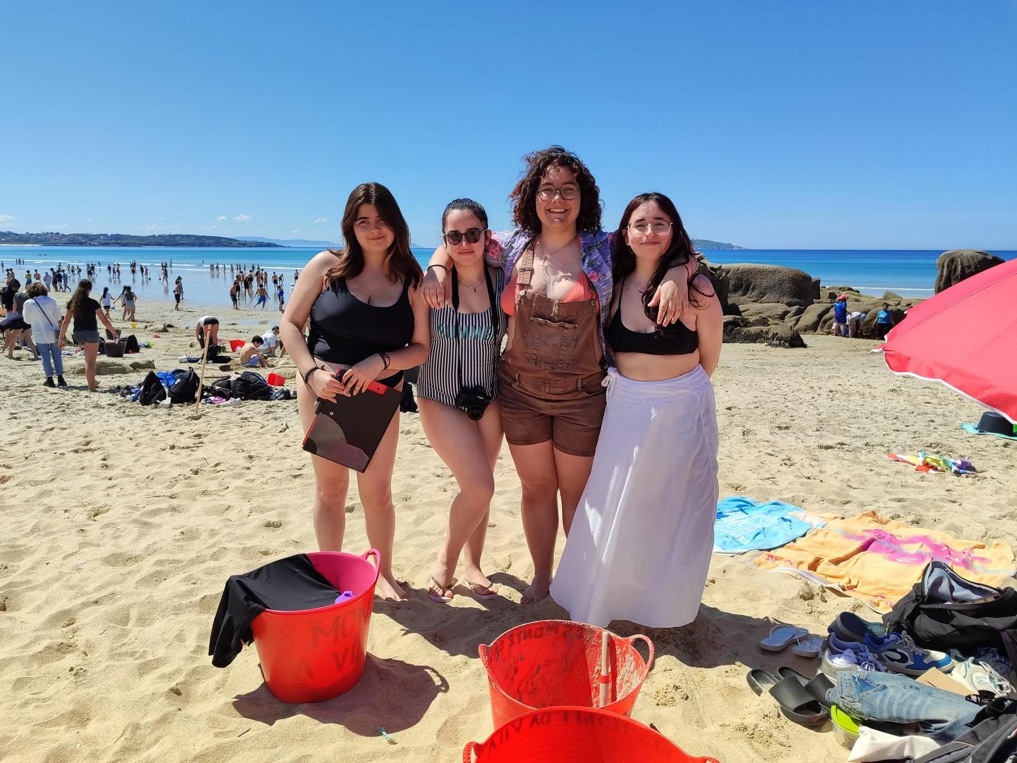 Los alumnos toman A Lanzada para crear esculturas de arena
