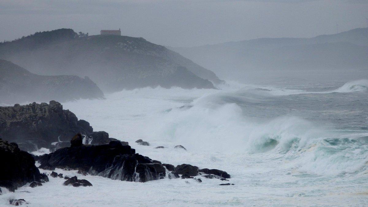 Temporal marino en un acantilado.