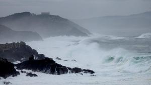 Temporal marino en un acantilado.