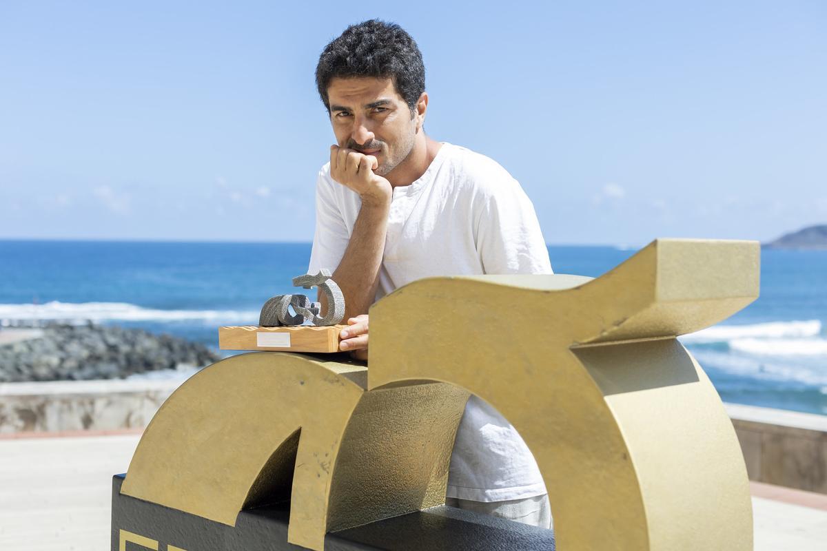El cineasta turco Murat Firatoglu, con la Lady Harimaguada de plata.