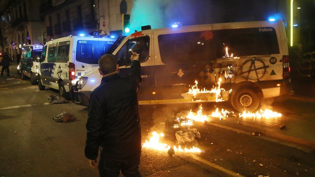 Quema de un furgón de la Guardia Urbana en la Rambla de Barcelona