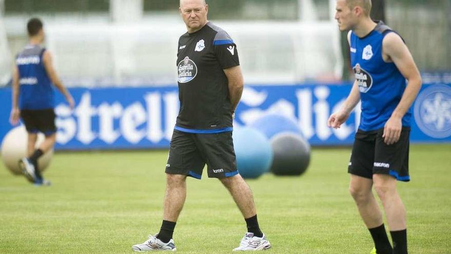 Álex Bergantiños realiza unos ejercicios en Abegondo bajo la mirada de Pepe Mel.