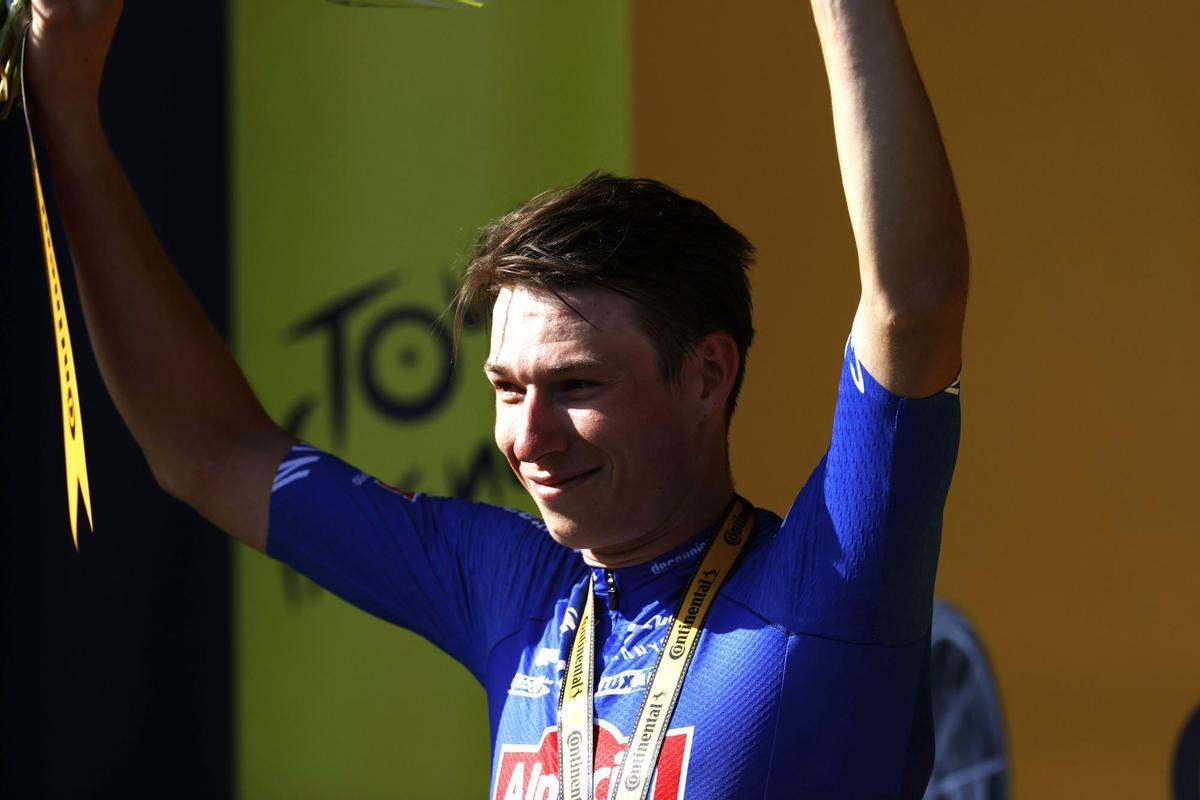Carcassonne (France), 17/07/2022.- Belgium rider Jasper Philipsen of Alpecin Deceuninck celebrates on the podium after winning the 15th stage of the Tour de France 2022 over 202.5km from Rodez to Carcassonne, France, 17 July 2022. (Ciclismo, Bélgica, Francia) EFE/EPA/GUILLAUME HORCAJUELO
