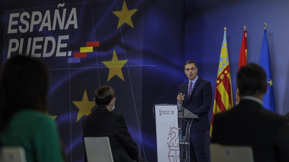 El presidente del Gobierno  Pedro Sanchez  interviene en el acto de presentacion del Plan de Recuperacion  Transformacion y Resiliencia de la Economia Espanola en la Ciutat de les Arts i les Ciencies de Valencia  Comunidad Valenciana (Espana)  5 de noviembre de 2020  El Plan guia la ejecucion de cerca de 72 000 millones de euros entre los anos 2021 y 2023 se estructura en torno a cuatro transformaciones que el Gobierno ha situado en el centro de la estrategia de politica economica  la transicion ecologica  la transformacion digital  la igualdad de genero y la cohesion social y territorial   05 NOVIEMBRE 2020 PEDRO SANCHEZ CIUTAT DE LES ARTS I LES CIENCES VALENCIA  Rober Solsona   Europa Press  05 11 2020