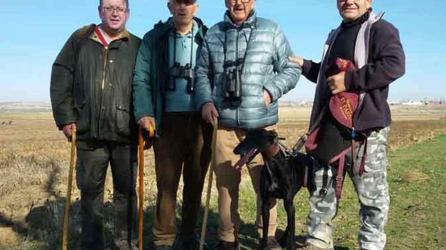 Gloria de Domingo, con los miembros del club Santa Cristina de La Polvorosa.