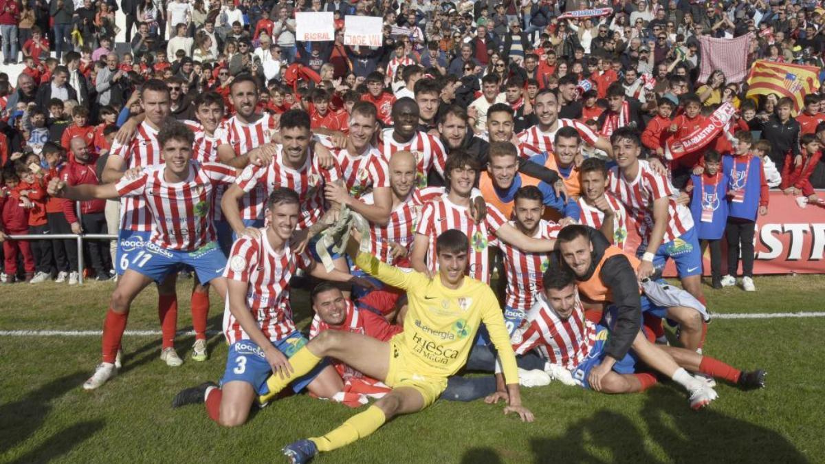 El Barbastro celebra su victoria frente al Almería en Copa del Rey