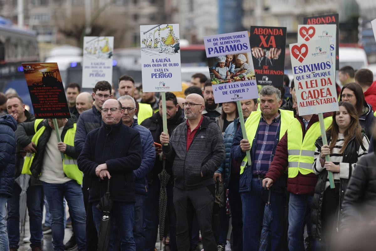 La protesta de los ganaderos se trasladó a las puertas de la Delegación del Gobierno en A Coruña