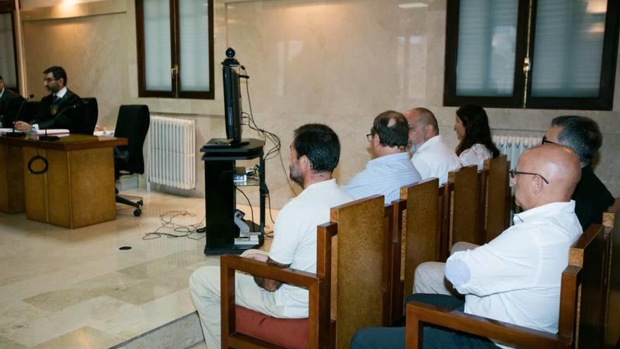 Los seis acusados iniciales, ayer en la Audiencia de Palma.