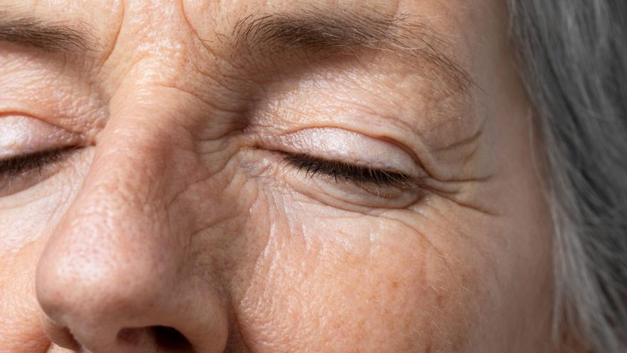 Cómo prevenir las arrugas del rostro con estos 10 poderosos alimentos antiedad, según el nutricionista