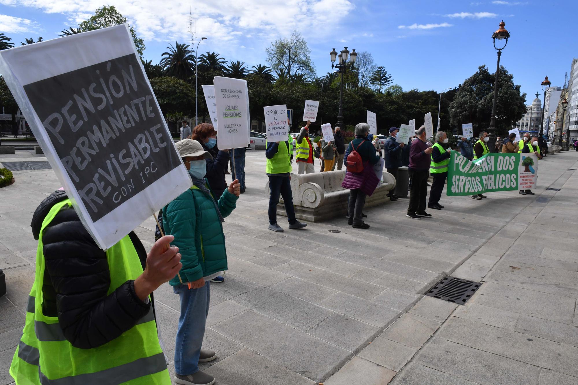 Concentración en el Obeslico de Modepen (Movemento Galego en Defensa das Pensións e Servizos Públicos)