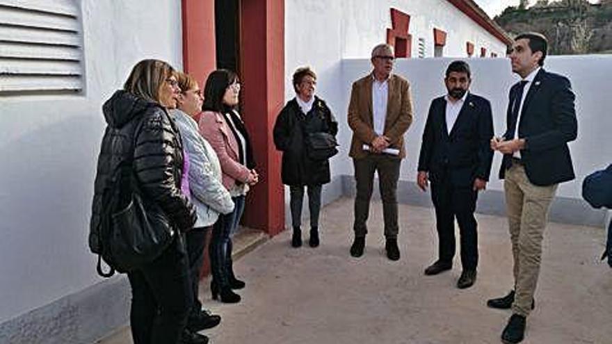 Visita del conseller de Treball, Afers Socials i Famílies, Chakir El Homrani, a les cases rehabilitades, dimarts