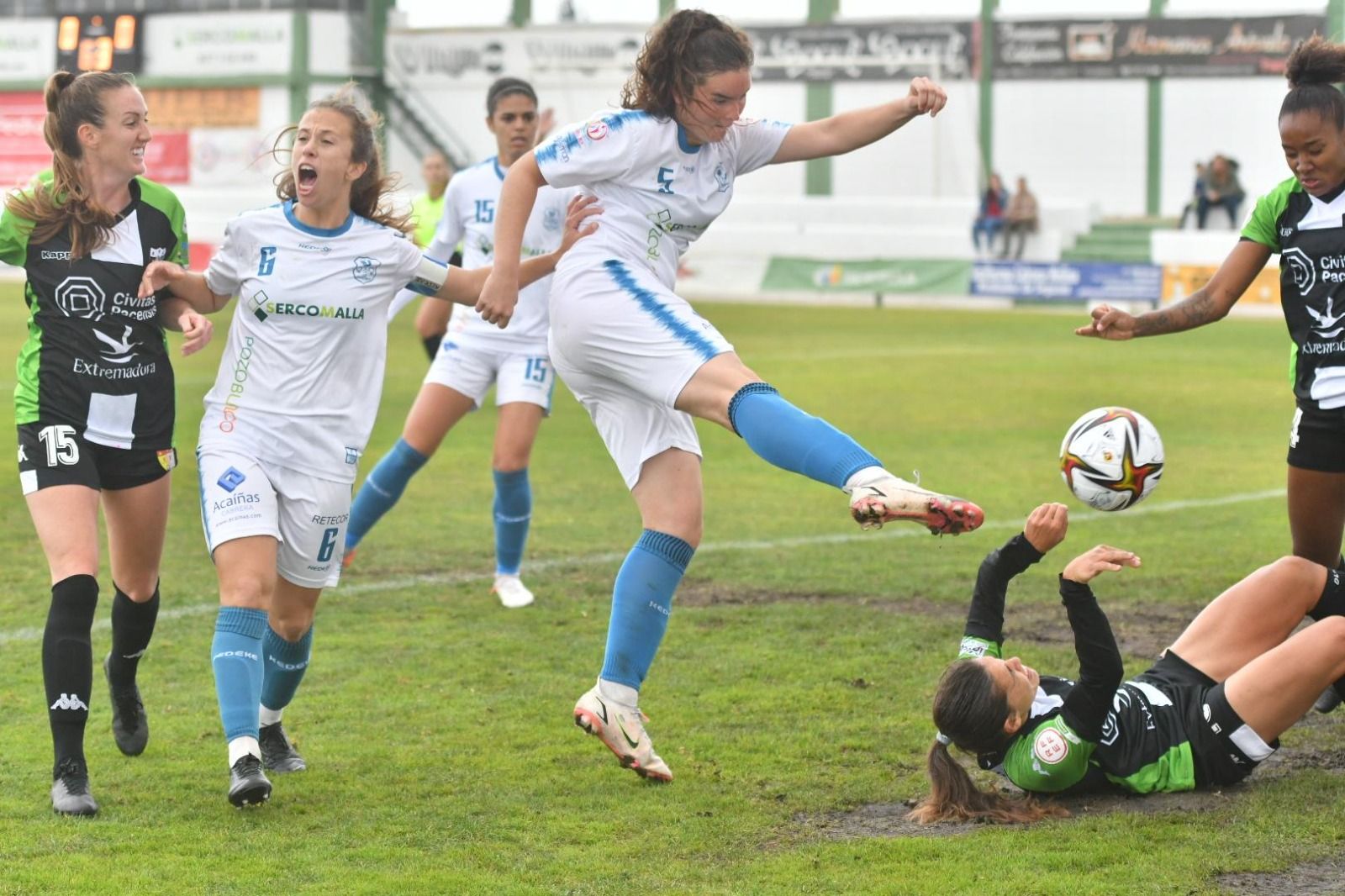 Lance del último partido del Pozoalbense en casa.