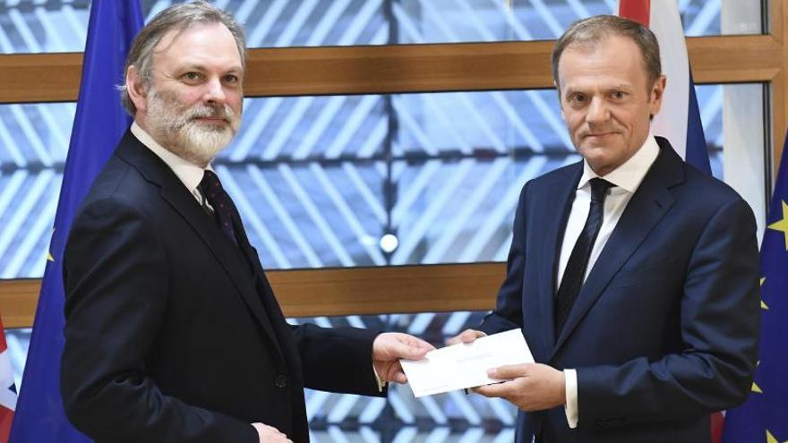 Tim Barrow entrega la carta que invoca l&#039;article 50 del Tractat de Lisboa a Donald Tusk.