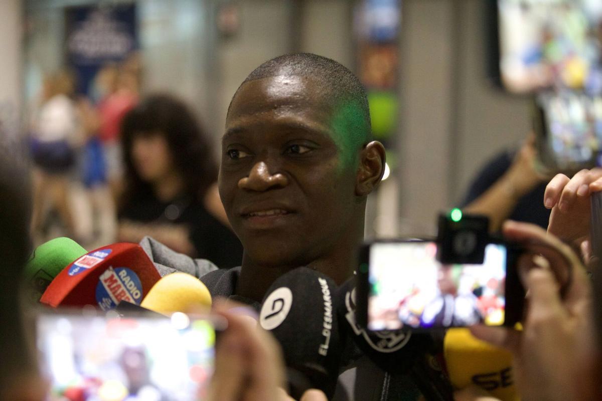 VALENCIA. DEPORTES. Aliou Dieng llega al aeropuerto de Valencia para empezar la pretemporada con el VCF. (FOTOS: LUCIA COMPANY)