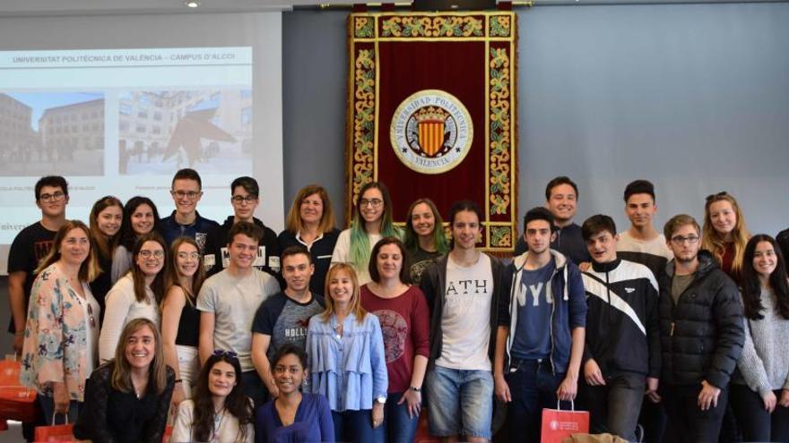 Ganadores, concursantes y profesores en la entrega de premios.