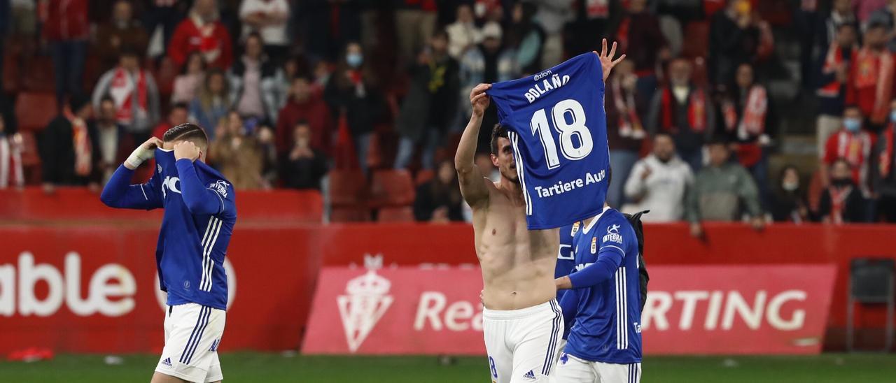 Christian Fernández muestra su camiseta al término del Sporting-Oviedo en El Molinón