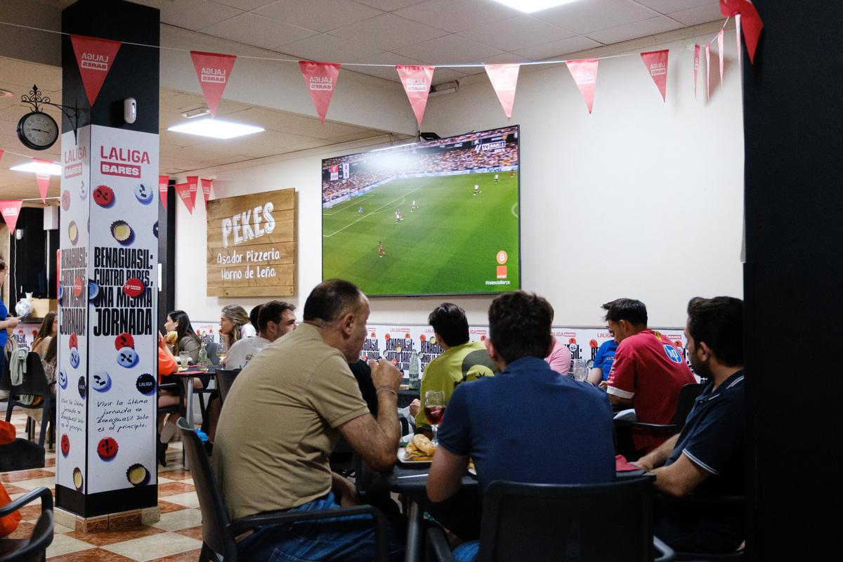 Ambiente en uno de los bares en Benaguasil