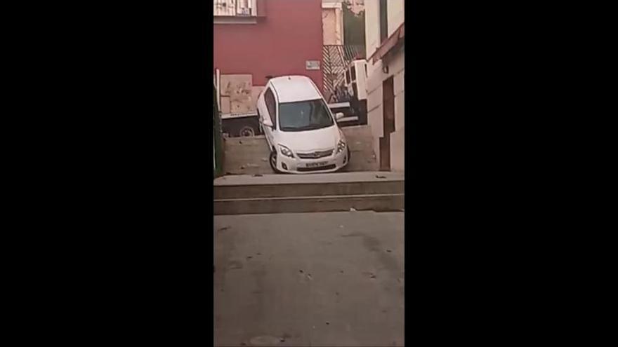 Un coche intenta cruzar unas escaleras junto a la zona de la catedral en Cartagena