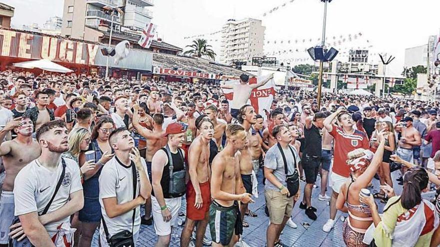 Aficionados ingleses siguen en el centro de Magaluf un partido de su selecciÃ³n en el pasado Mundial de Rusia.