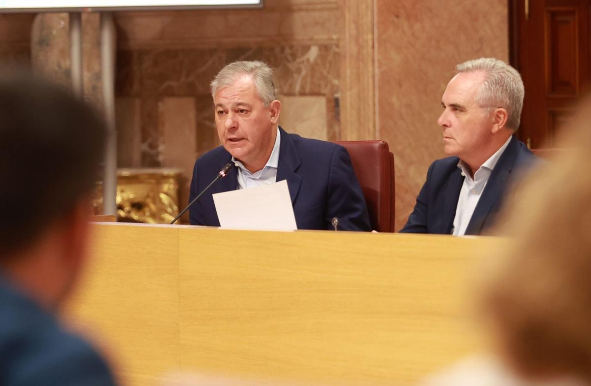 El alcalde de Sevilla, el popular José Luis Sanz (i), interviene en el Pleno extraordinario para el debate sobre el estado de la ciudad. A 30 de junio de 2026 en Sevilla (Andalucía, España). El alcalde de Sevilla, el popular José Luis Sanz, ha afrotado este martes, 30 de junio, su tercer debate sobre el estado de la ciudad. Un pleno extraordinario que llega algo más de tres semanas después del balance realizado por el primer edil en el monasterio de San Jerónimo, donde cifraba en un 80 por ciento la ejecución de su programa electoral en estos tres años de mandato. 30 JUNIO 2026 Rocío Ruz / Europa Press 30/06/2026. José Luis Sanz;Rocío Ruz;