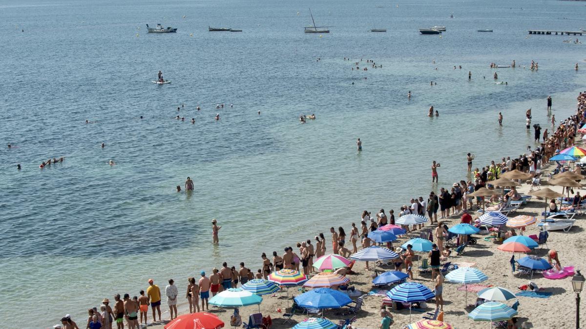 Murcia abraza al Mar Menor para reclamar su recuperación