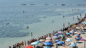 Murcia abraza al Mar Menor para reclamar su recuperación