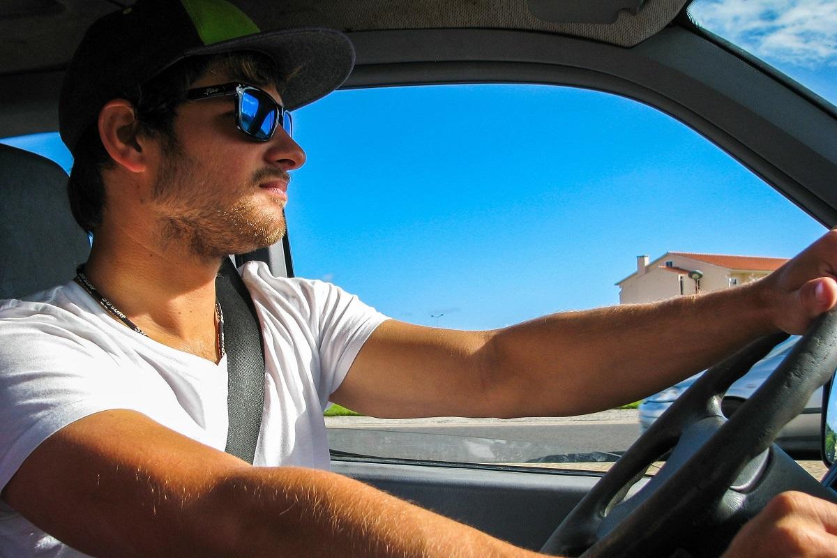 Los ópticos recomiendan usar gafas de sol si nos ponemos al volante