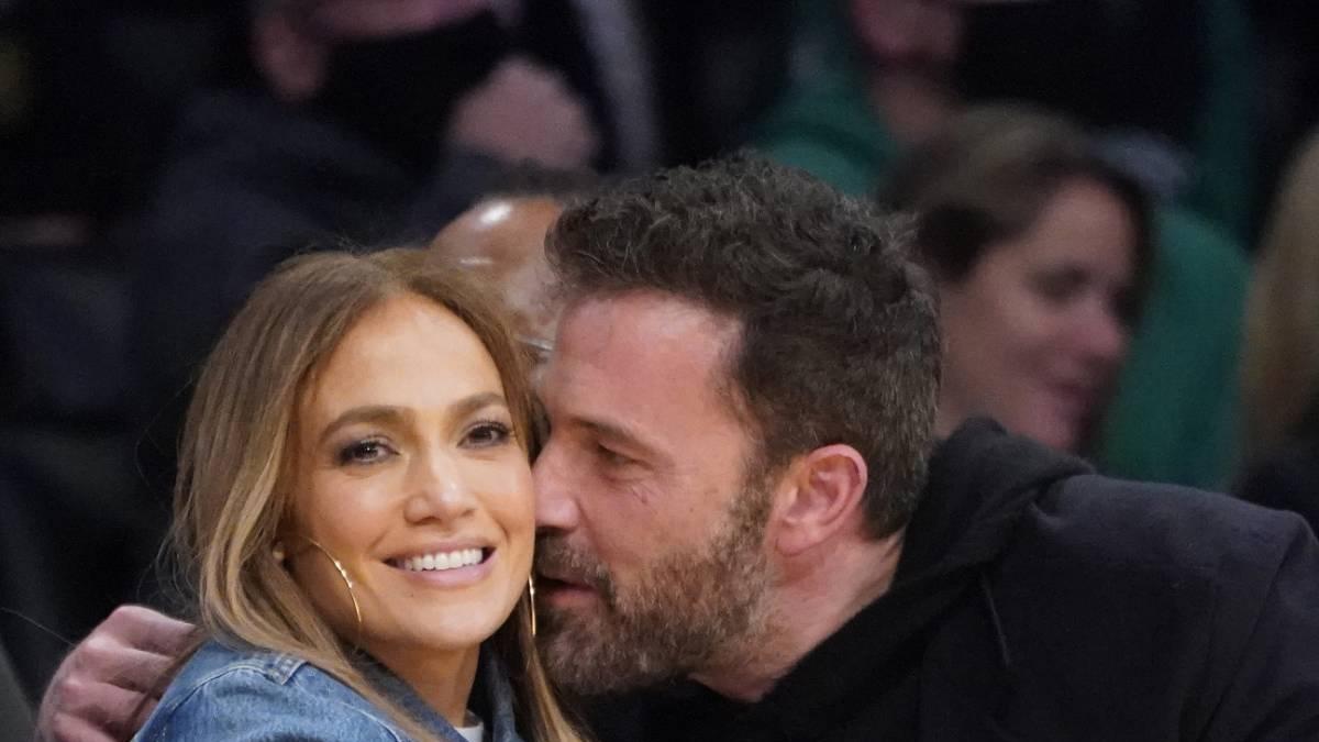 Jennifer Lopez apuesta (y gana) por el total denim para su cita romántica con Ben Affleck