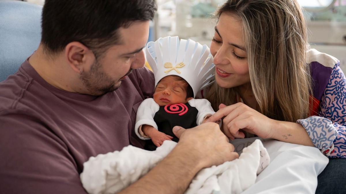 Los bebés ingresados en la UCI neonatal del Clínic se convierten en pequeños cocineros por Carnaval