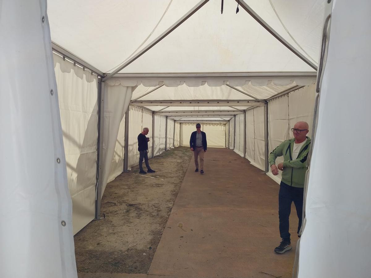 El interior de la carpa colocada al lado de la Casa da Aldea de Meiro, donde se colocarán la mayoría de las mesas y bancos para la fiesta.
