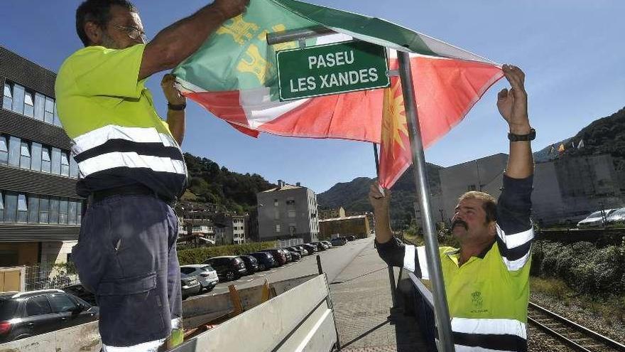 Los operarios municipales de Aller descubren la señal del Paséu Les Xandes, que antes se llamaba Vicente Madera exalcalde y exjefe de Falange.