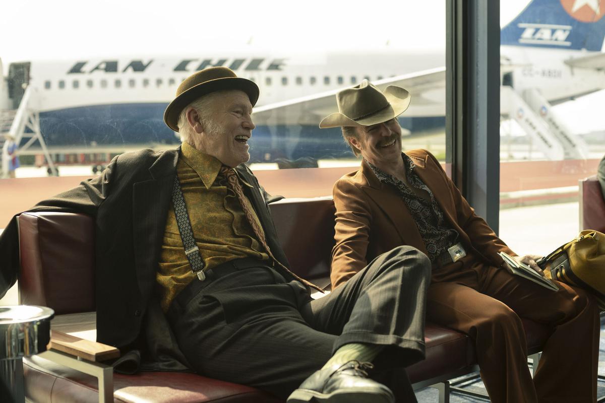Fotograma de 'Wild horse nine' de Martin Mcdonagh, que se presenta en el Festival de cine de Venecia, y trata sobre dos agentes de la CIA (John Malkovich y Sam Rockwell) enviados desde Santiago a la Isla de Pascua en medio de las conspiraciones previas a la asonada.