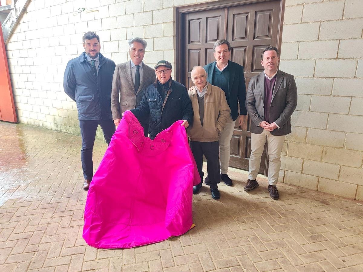 Andrés Lorite y Aurelio García, con miembros de la Escuela Taurina de Lucena.