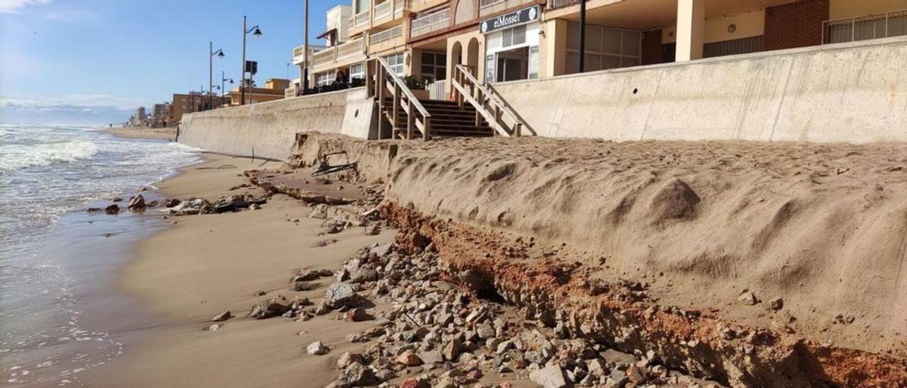 La playa de El Perelló se queda sin arena