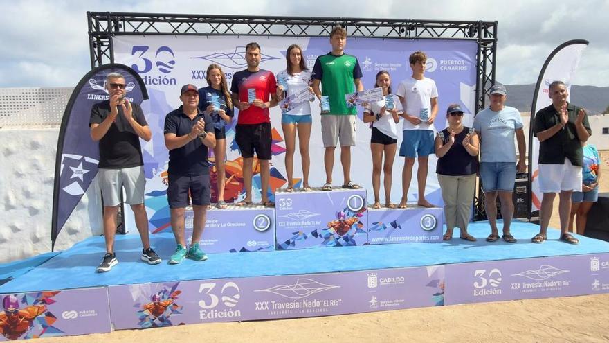Natalia Sasu y Herminio Fernández ganan la Travesía a Nado El Río en su 30ª edición entre Lanzarote y La Graciosa