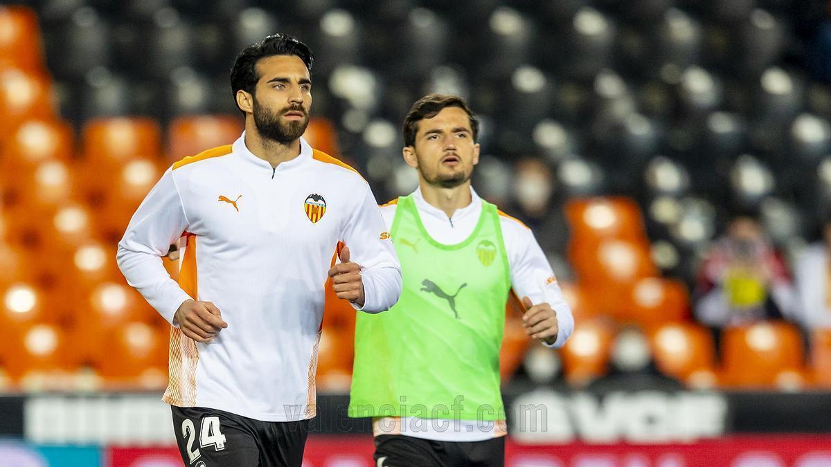 Eray Cömert, durante el calentamiento previo al duelo ante el Cádiz en Mestalla.