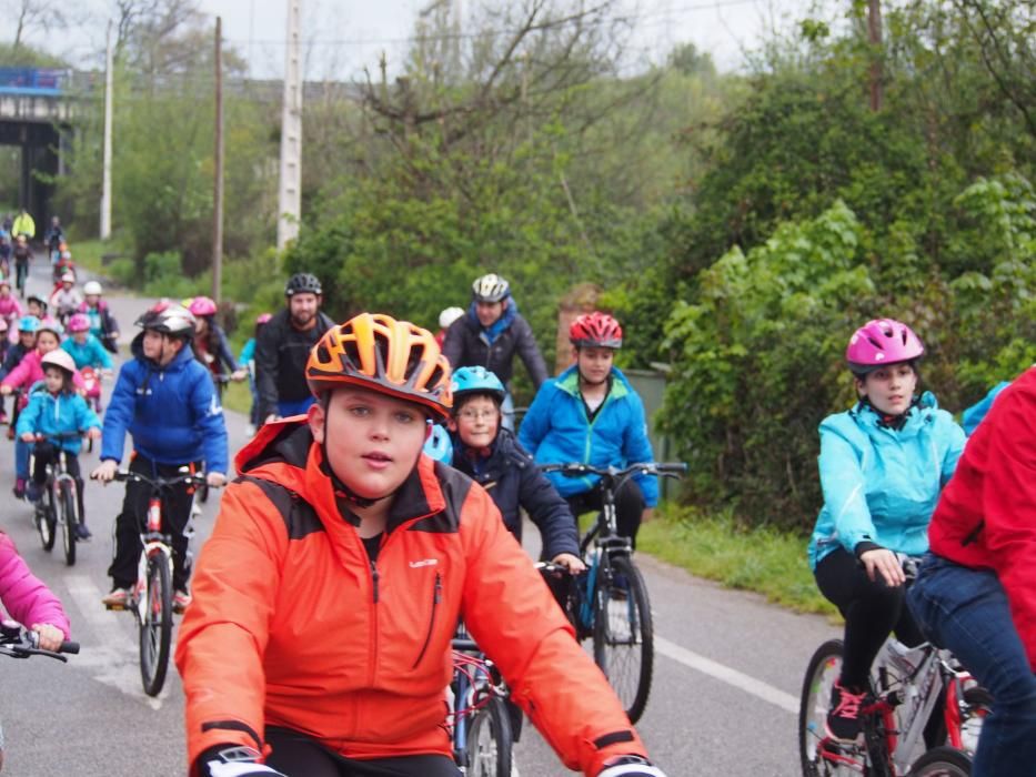 Los alumnos del Colegio Santa Bárbara de Lugones celebran el Día Mundial de la Bicicleta junto a Chechu Rubiera y Ángel García