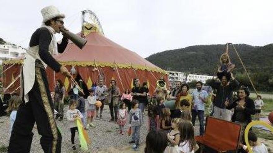 Actividades junto a la carpa de Circolar en Cala Llonga el pasado mes de abril.