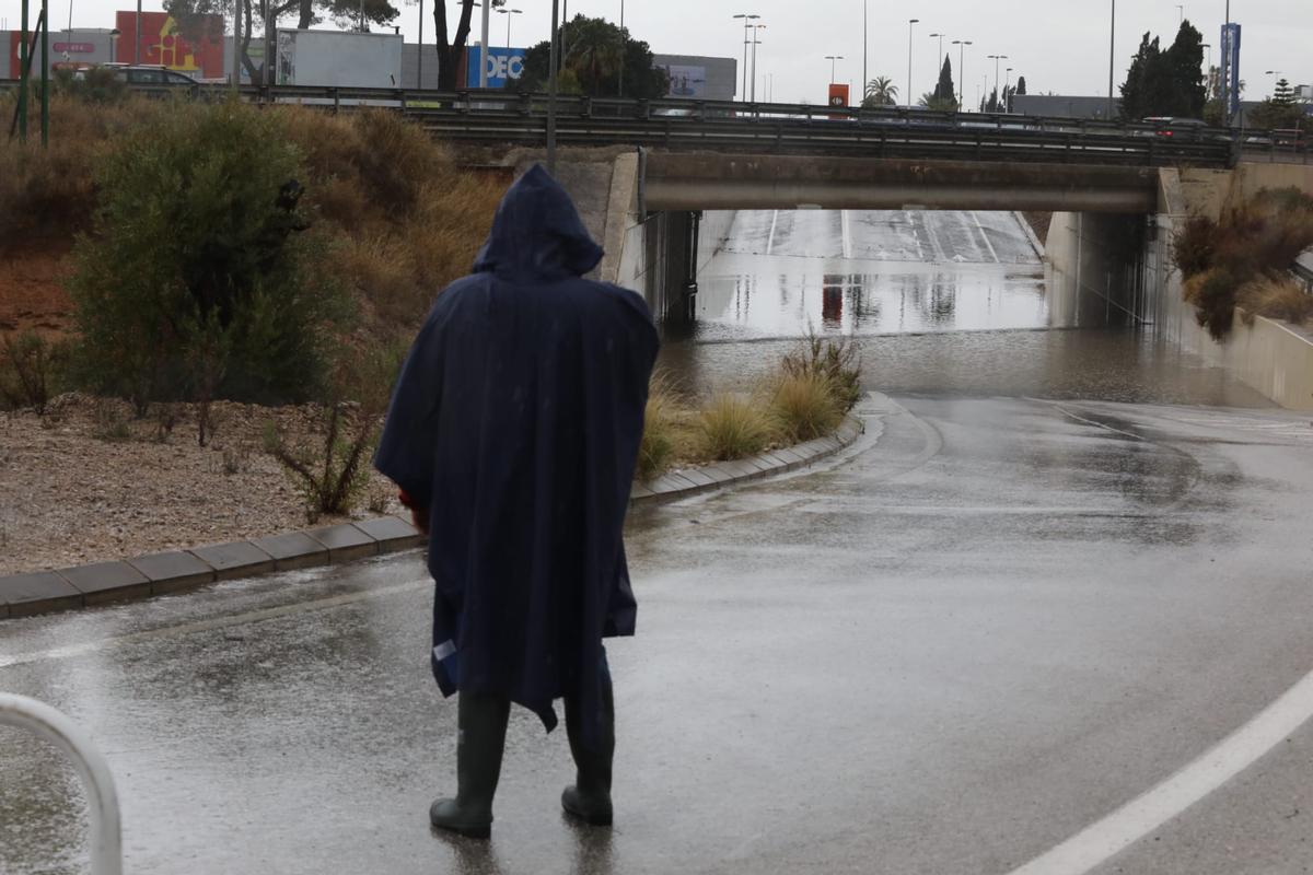 Túnel de acceso a la zona comercial en Peña Las Águilas que está cortado.