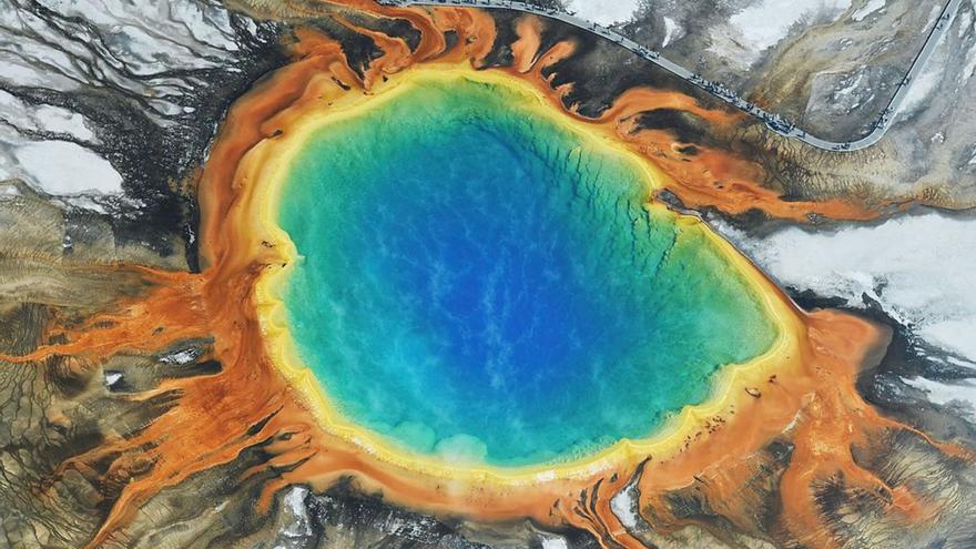 Los organismos extremófilos producen los vistosos colores de una fuente termal en el Yellowstone National Park.  | | LP/DLP