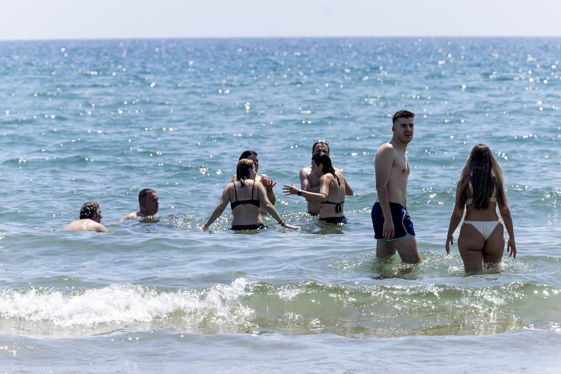 Los bañistas se refrescan en la ola de calor en Castellón