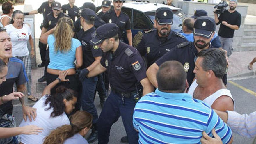 Momentos de tensión ante la llegada del acusado a los juzgados.