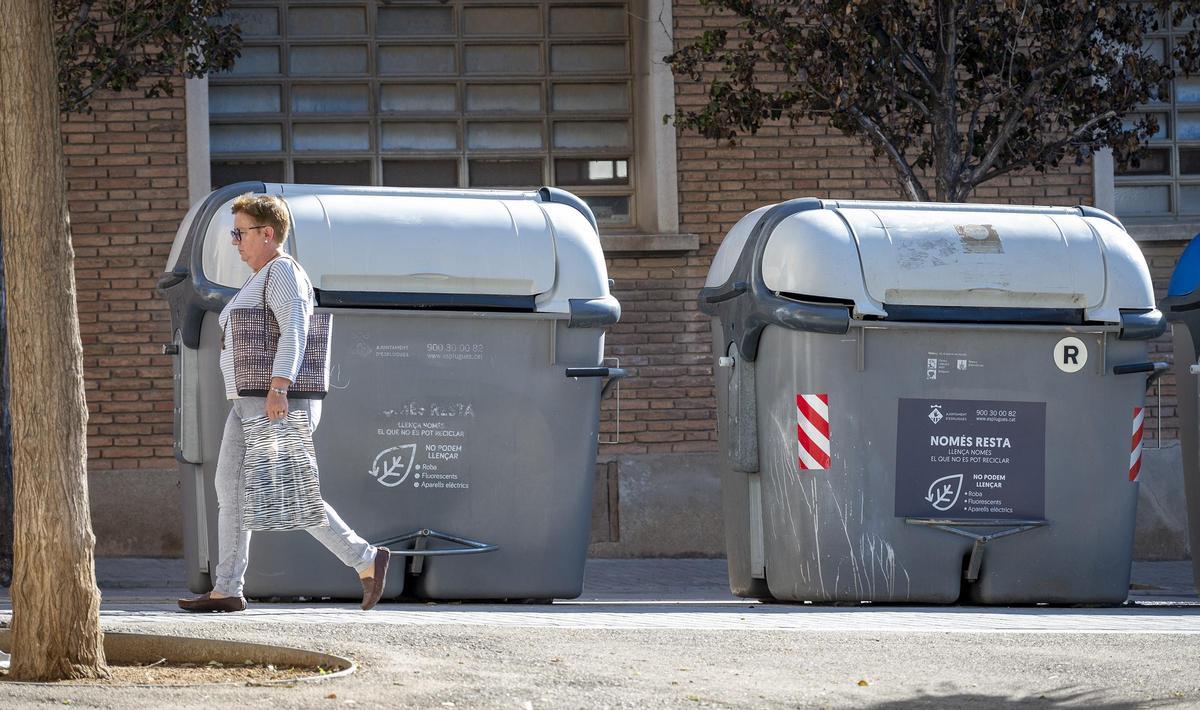 Contenedores grises de la fracción de resto en Esplugues de Llobregat, en el área metropolitana de Barcelona.